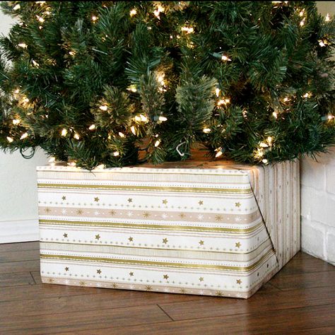 Tired of seeing that ugly tree base? Cats or kids make off with your fancy tree skirts? Hide your Christmas tree base with a gift! Diy Christmas Tree Stand, Diy Trees, Fancy Tree, Christmas Tree Base, December Crafts, Diy Christmas Presents, Christmas Dreaming, Tree Box, Diy Tree