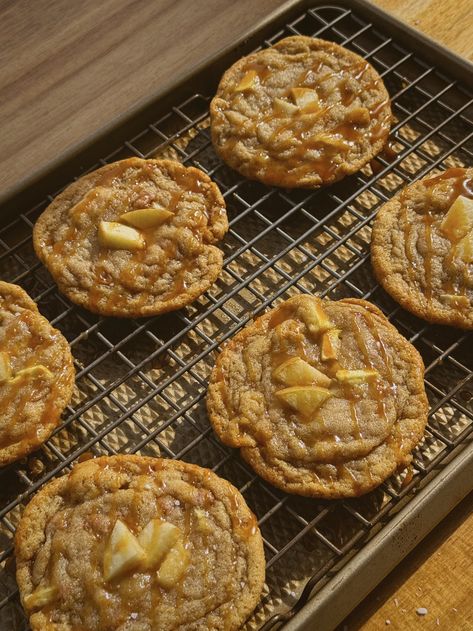 Caramel Apple Pie Cookies Carmel Apple Oat Cookies, Carmel Apple Pie Cookies Recipes, Apple Pie Cookies Recipe, Apple Pie Cookie, Caramel Apple Oatmeal Cookies, Caramel Apple Pie Cookies, Caramel Cookies Recipes, Apple Pie Cookie Recipe, Caramel Apple Cookies