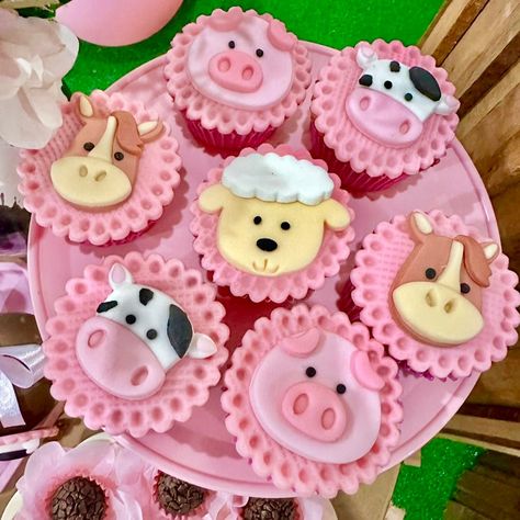 Doces Personalizados na mesa da decoração é indispensável! A festa fica mais temática, completa e linda! 🩷 Esses cupcakes da Fazendinha Rosa fizeram toda a diferença! 🐄🐷 . . . . #docesfazendinha #docesfazendinharosa #docesfazendinhamenina #docefazendinha #docefazendinharosa Cupcake