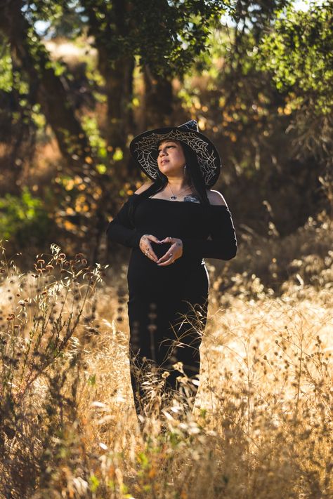 Halloween Maturity Shoot, Witch Maternity Shoot, Spooky Maternity Pictures, Goth Pregnancy, Halloween Maternity Photoshoot, Dark Cosplay, Halloween Maternity, Fall Maternity Photos, Fall Session