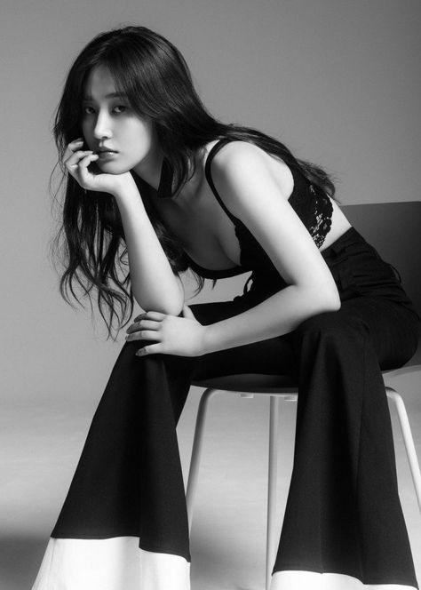 #SNSD #Yuri #KpopFashion #Kpop Yunjin Photoshoot, Complex Poses, Yuri Girls Generation, Yuri Snsd, Korean Photoshoot, Pose Model, Studio Portrait Photography, Studio Poses, Studio Photography Poses