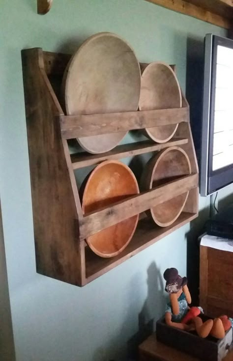 Barnwood Crafts, Bowl Shelf, Antique Wall Shelf, Primitive Country Kitchen, Primitive Shelves, Wood Dough Bowl, Rustic Wood Projects, Primitive House, Wooden Dishes