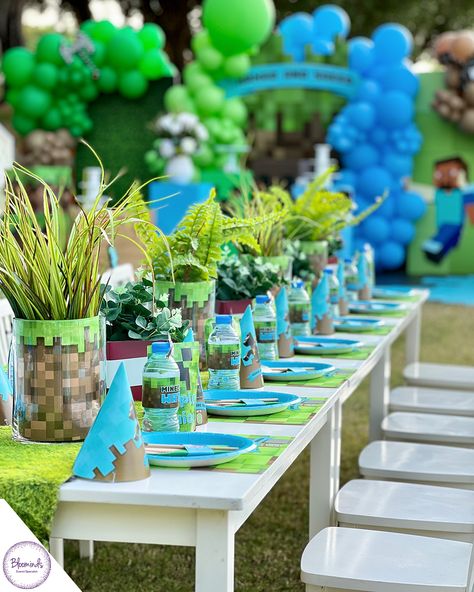 Minecraft Party Table Set Up, Minecraft Fruit Tray, Minecraft Dessert Table, Minecraft Birthday Table, Girls Minecraft Birthday Party, Minecraft Picnic Table, Minecraft Centerpiece Ideas, Minecraft Party Table, Minecraft Table Ideas