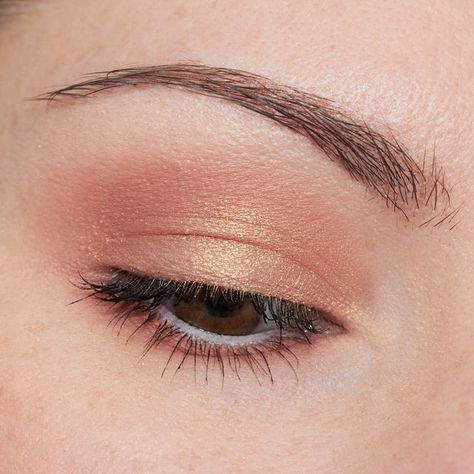 Tamara B on Instagram: "Here’s a simple, lighter neutral look with the ABH Nouveau Palette that isn’t brown-based. It’s nice to have an option like this that is still “wearable” but isn’t the same old thing. This was a super quick look to put together. Technically, I used four shades but mainly 3 are what is noticeable. You could skip Muse on the lashline to save some time. I packed the peachy matte shade all over the lid and blended it through the crease. Then, I layered the shimmery gold ove Peach Eyeshadow Looks, Traditional Eyeliner, Mascara Covergirl, Highlighter Eyes, Essence Make Me Brow, Abh Palette, Baby Shower Hair, Benefit Roller Lash Mascara, Maybelline Lifter Gloss