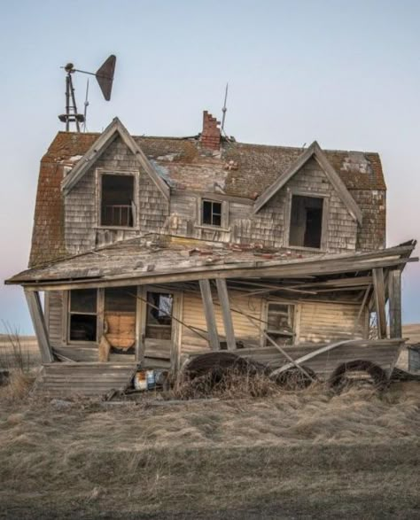 Creepy Old Houses, Old Abandoned Buildings, Creepy Houses, Old Abandoned Houses, Abandoned Mansions, Old Farm Houses, Scary Places, Up House, Old Barns