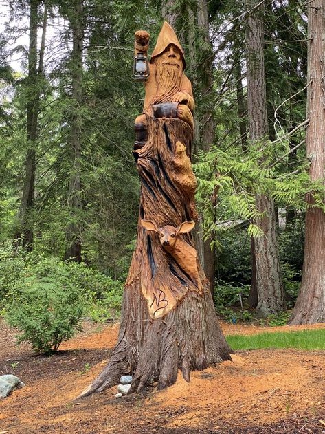 Gnome tree chainsaw carving Stump Carvings Sculpture, Carved Stump Ideas, Chainsaw Carvings Ideas Tree Stumps, Tree Trunk Art Projects, Wood Carving Tree Stumps, Carved Tree Stumps Wood Sculpture, Gnome Tree Carving, Chainsaw Art Tree Trunks, Tree Trunk Carving Ideas