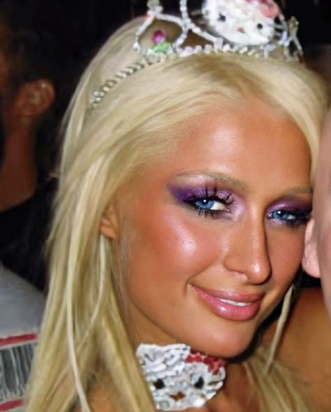 Paris Hilton Hair, Paris Hilton Makeup, Bubblegum Coquette, 2000s Paris Hilton, Christina Aguilera Stripped, Mcbling Trashy Y2k, Shoot Makeup, Scene Queen, Scene Queens