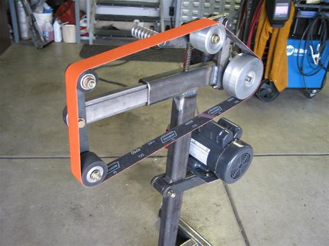 plans for building your own belt sander - Pirate4x4.Com : 4x4 and Off-Road Forum Belt Grinder Plans, Knife Grinder, Knife Making Tools, Diy Belts, Belt Grinder, Blacksmith Tools, Belt Sander, Garage Tools, Work Bench