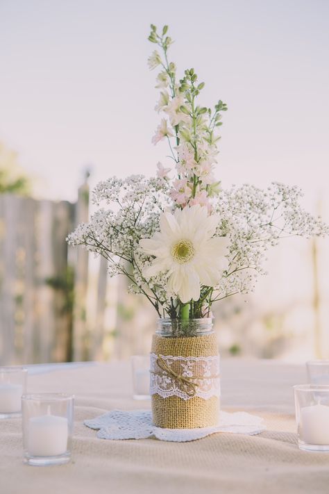 Simple DIY Baby's Breath and Daisy Centerpieces Lace Wedding Centerpieces, Daisy Centerpieces, Burlap Wedding Decorations, Boho Centerpiece, Rustic Burlap Wedding, Burlap Lace Wedding, Rustic Wedding Decorations, Deco Champetre, Tafel Decor