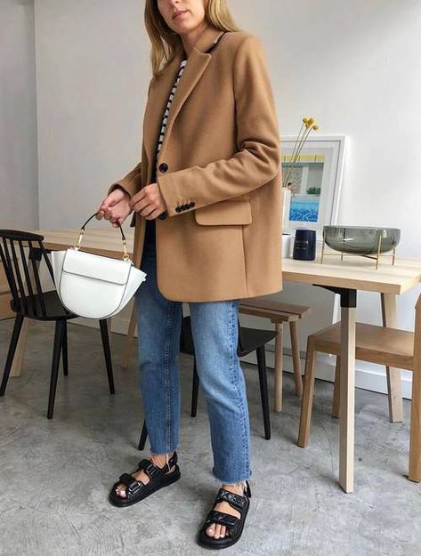 What to Wear in 15-Degree Weather: Your 9-Piece Capsule | Who What Wear UK Mode Dope, Camel Blazer, Dad Sandals, Elegante Y Chic, Jumper Outfit, Outfit Vintage, Blazer Outfit, Outfit Jeans, Looks Street Style