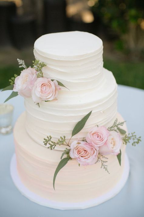 Classic pink floral topped cake: http://www.stylemepretty.com/california-weddings/ramona-california/2016/04/13/rustic-pastel-wedding-with-gorgeous-soft-pink-florals/ | Photography: heidi-o-photo - http://heidiophoto.com/ Wedding Cake Tops, Rustic Wedding Decorations, Wedding Cake Rustic, Simple Wedding Cake, Cake Trends, White Wedding Cake, Elegant Wedding Cakes, Wedding Cake Inspiration, Pastel Wedding