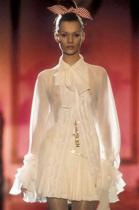 Versace S/S 1993 Versace 90s, 90s Runway Fashion, Vintage Runway, Model Walks, Atelier Versace, 1990s Fashion, Claudia Schiffer, Naomi Campbell, 가을 패션