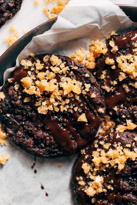 These chewy chocolate oat cookies are made with bourbon soaked oats and topped with homemade smokey bourbon toffee. They have a deep flavor that's unlike any other chocolate cookie! #cookies #bourbon #chocolatecookies #butternutbakery | butternutbakeryblog.com Bourbon Toffee, Soaked Oats, Chocolate Oat Cookies, Oat Cookie Recipe, Butternut Bakery, Toffee Chocolate, Pie Pops, Chocolate Bourbon, Chocolate Oats