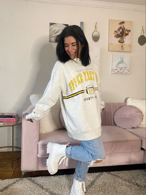 Winter outfit ideas | cozy | oversized sweatshirt | straight leg jeans | mom jeans | combat boots | white boots | style ideas | fashion inspo Outfit Ideas Cozy, Combat Boots White, Jeans And Combat Boots, Winter Outfit Ideas, Oversized Jeans, Boots White, Boots Style, Jeans Mom, White Boots