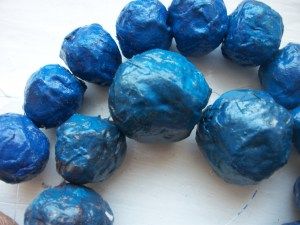 Paper Mache beads #ModPodge #DIY #Crafts Easy Paper Mache, Wet Paper, Bead Making, Beads Diy, Paper Beads, Mod Podge, Paper Mache, Diy Beads, The Internet