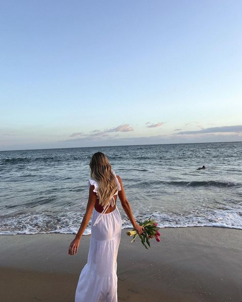 Birthday Beach Photoshoot Ideas, 19th Photoshoot, Beach Birthday Photoshoot, Beach Photoshoot Aesthetic, Senior Picture Ideas Beach, Posing Pictures, Beach Dress Photoshoot, Whimsical Photoshoot, 22nd Bday