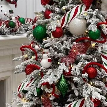 Red Green Gold White Christmas Tree, Christmas Tree Red Green And White, Christmas Red White Green, Green White And Red Christmas Tree, Red White And Green Christmas Tree Ideas, Red Green White Christmas Decor, Red And Green Christmas Tree Decorations, Red White And Green Christmas Decor, Red Green And White Christmas Tree