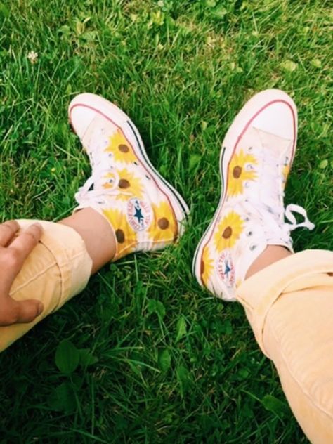 Sunflower converse!!! Converse art, painted converse, custom converse, painted shoes Converse Custom Art, Shoes Painting Ideas Converse, Converse Painting Ideas, Sunflower Converse, Converse Painted, Clothes Paint, Converse Art, Diy Converse, Artsy Shoes