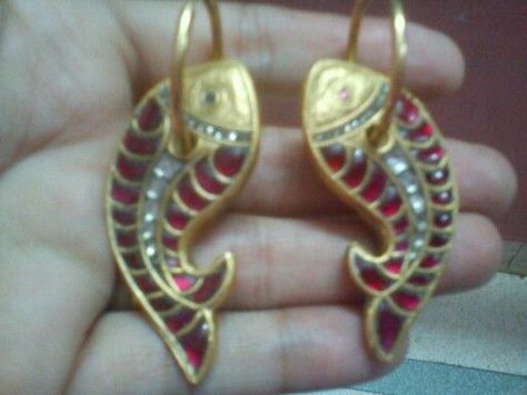 fish earrings Iyengar Wedding, Middle East Jewelry, Ear Tops, Fish Earrings, Heavy Earrings, Terracotta Jewellery, Traditional Jewellery, Antique Gold Jewelry, Polki Jewellery