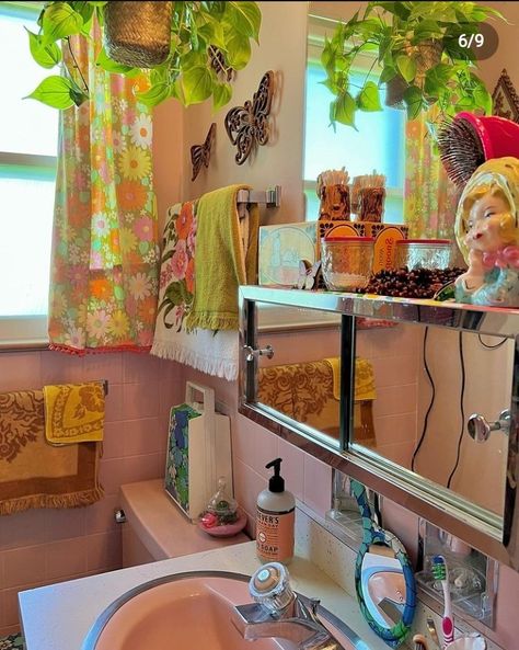 Bedroom Maximalist Vintage, Vintage 1950 Bathrooms, 70s Home Bathroom, Eclectic Bohemian Bathroom, Cluttered Bathroom Aesthetic, Bathroom Cute Ideas, 70s Boho Bathroom, Funky Bathroom Aesthetic, Tropical Themed Bathroom