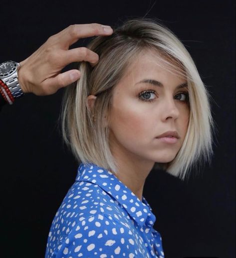 // b l o n d e Anh Co Tran, Wavy Bob Hairstyles, Penteado Cabelo Curto, Brown Blonde Hair, Short Blonde, Bob Haircuts, Short Bob Hairstyles, Hair Today, Hairstyles Haircuts