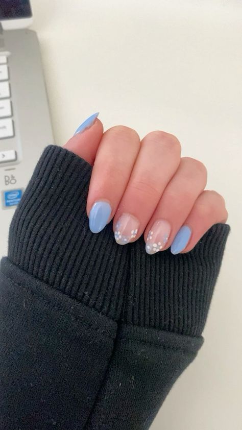 Blue And White Flowers Nails, Light Blue Hoco Nails, Blue And White Nails Simple, Nail Design With Blue, Blue And White Gel Nails, Blue And White Flower Nails, White Nails With Blue Flowers, Nails Blue Flowers, White Flowers Nails