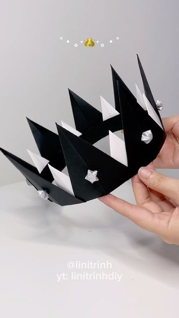 Simple Oragami, How To Make A Paper Crown, Craft Crown, Diy Crowns, Origami Crown, Crown Paper, Simple Crown, Crown Tutorial, Halloween Crown