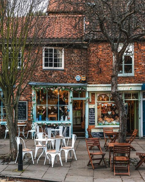 Pasquale | Travel Photography on Instagram: “York has definitely moved up to our favourite places to visit in the UK. What are yours? ____________________ York è davvero una bellissima…” York Great Britain, Savanna Georgia, Houses Uk, York Uk, York England, Village Life, English Countryside, Tea Room, Store Fronts