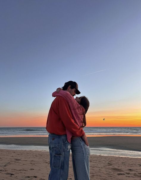 photo idea, candid photo idea, couple photo idea, aesthetic, photo idea, sunset, couple goals Couples On The Beach, Couple Beach Photos, Goals Aesthetic, Candid Photo, Beach Instagram Pictures, Bff Poses, Anniversary Photoshoot, Beach Photography Poses, Couple Selfies