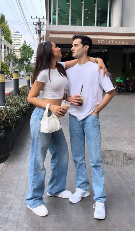 Couple Outfit Ideas Summer, Matching Outfits Pareja, 90s Couples Fashion, Matching Outfit Ideas For Couples, Couple Summer Outfits, Couple Twinning Outfits, Couple Clothes Matching Outfits, Matching Outfits For Couples Casual, Coordinating Couple Outfits