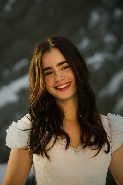 Lily Collins Character Bank, Buku Harry Potter, Lily Collins, 인물 사진, Online Gallery, Girl Face, Dark Hair, Pretty Face, Pretty Woman