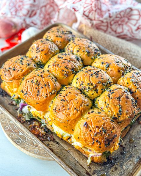 Indian Street Food Party Ideas, Indian Fusion Appetizers Parties, Vegetarian Sliders For A Crowd, Indian Food Party Ideas, Make Ahead Indian Appetizers, Veg Appetizers For Party Indian, Indian Finger Food Parties, Veg Sliders, Diwali Dinner Menu Ideas