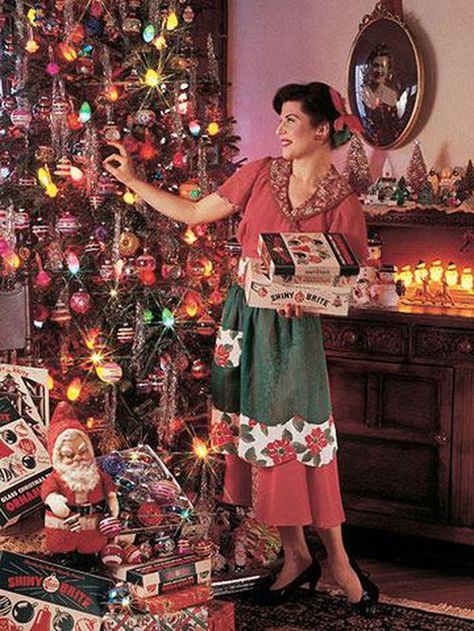 Old School Christmas Decorations, Decorating With Lights, Vintage Thoughts, Austrian Christmas, Hollywood Christmas, Kitschy Christmas, Old Time Christmas, Vintage Christmas Photos, Retro Christmas Decorations