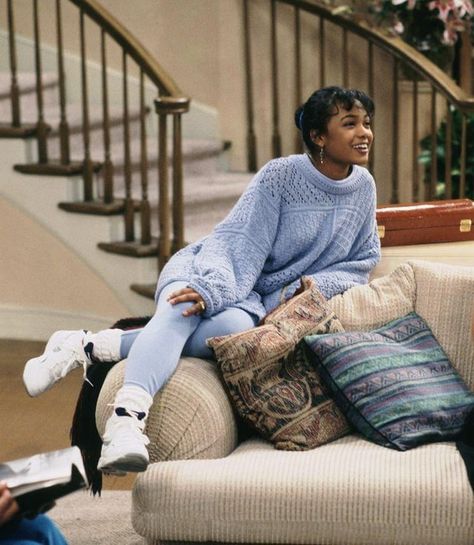 Baby blue aesthetic with the white socks and sneakers🥰😍 Blair Waldorf Headband, Ashley Banks Outfits, Tatyana Ali, Ashley Banks, 90’s Outfits, 90s Inspired Outfits, Big Knits, Outfit 90s, Fresh Prince