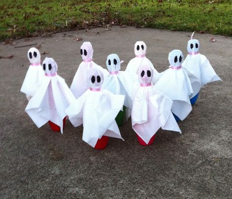 Ghost Bowling, Diy Bowling Pins, Rodeo Games, Bricolage Halloween, Ghost Pins, Fun Decorations, Ghost Diy, Halloween Cans, Scary Halloween Party