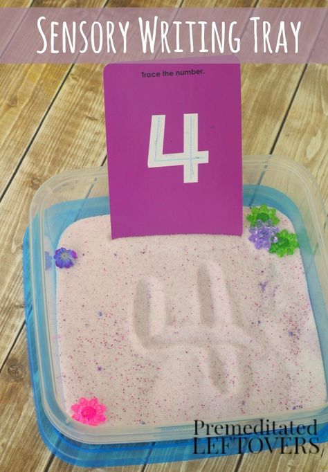 Sensory Learning Tray for Kids- Encourage learning through play with this DIY sensory tray idea. Kids can use it to make a game of practicing letters, numbers, or sight words with these activities. This is perfect for pre-school, kindergarten, and early elementary kids who need a tactile activity to reinforce the concepts they are learning. Sensory Area, Sensory Writing, Tactile Activities, Toddlers Activities, Sensory Tray, Diy Sensory, Sensory Learning, Diy Kids Games, Alphabet Kindergarten