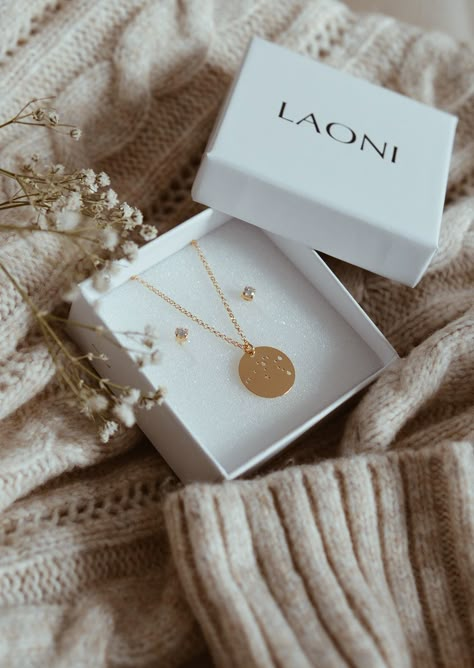 Necklace Photography Ideas, Jewelry Packaging Design, Photographing Jewelry, Jewellery Photography Inspiration, Jewelry Product Shots, Necklace Photo, Jewelry Store Design, Creative Jewelry Photography, Jewelry Photography Styling