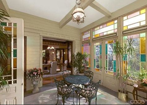 Charmed Halliwell Manor solarium / Interior casa de la serie Embrujadas Halliwell Manor, Practical Magic House, Tv Show House, Charmed Tv, Magic House, Witch House, Sims House, House Inspo, Victorian Homes