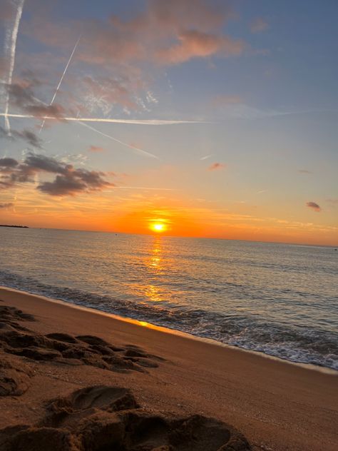 Barcelona Sunrise, Watching Sunrise, Watch Sunrise, Sunrise At The Beach, Barcelona Beach, Watch The Sunrise, Summer Vision, Tiktok Account, Summer Plans