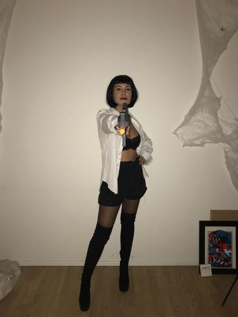 Easy Halloween Costumes Black Hair, Mis Wallace Costume, Halloween Costumes With Black Boots, Disfraz Mia Wallace, 2016 Halloween Costumes, Black Outfit Halloween Costume, Mia Wallace Halloween Costume, Iconic Brunette Halloween Costumes, Mia Wallace Costume