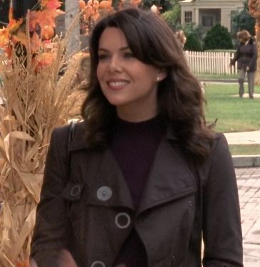 Lorelai Gilmore Hair Curly, Lorelai Gilmore Pictures, Lora Lie Gilmore, Lorelai Gilmore Haircut, Loralie Gilmore Hair, Lorlie Gilmore Aesthetic, Lorelei Gilmore Hair, Lorelai Gilmore Pfp, Loralie Gilmore Aesthetic