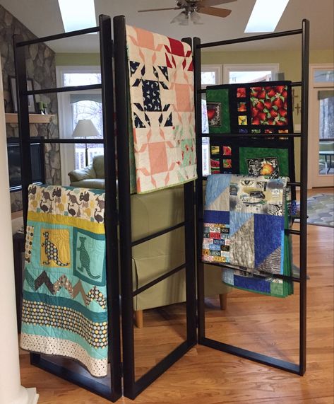 Quilt Display Racks Diy, Quilt Stands Display, Quilt Vendor Display, Craft Fair Blanket Display, Displaying Quilts At A Craft Fair, Quilt Booth Display Ideas, Quilt Booth Display Craft Fairs, How To Display Quilts At Craft Show, Blanket Vendor Display