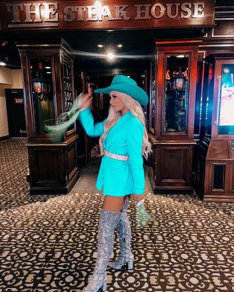 Nfr 2022 Outfits, Nfr Fashion 2023, Retro Cowgirl Outfits, Cowgirl Glam Outfit, Baddie Cowgirl Outfits, Taylor Rousseau, Vegas Glam, Nfr Vegas, Vaquera Fits