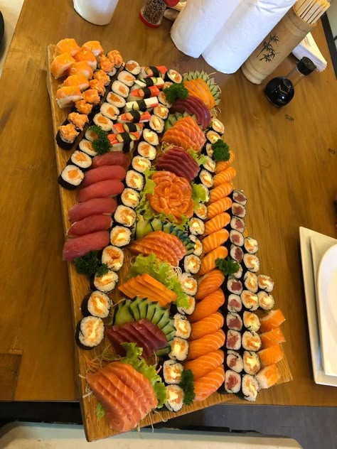 Charcuterie Sushi Board, Sushi Boards For Parties, Sushi Platter Ideas, Sushi Platter Aesthetic, Sushi Board, Sushi Recipes Homemade, Sushi Platter, Sushi Recipes, Healthy Food Motivation