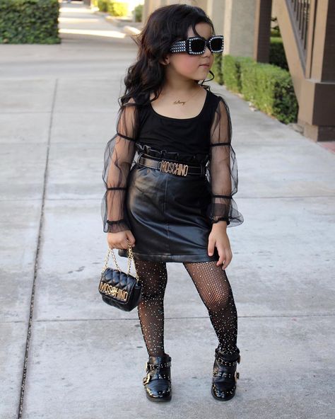 Dalary sophia  🦋✨ on Instagram: “I’m obsessed with these pictures Dalary has her whole diva attitude in these 😍🖤 She’s so sassy ✨ • necklace @soufeeljewelry  bag…” Trendy Kids Outfits Daughters, Kid Models Outfits, Outfits Milis, Disel Outfit Girl Bag, Kid Gothic Dress, Cute Little Kid Outfits Girl Black, Toddler Modeling, Magical Childhood, Fashion Pose