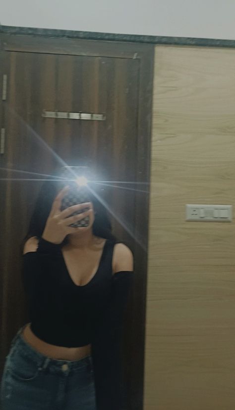 Flash Light Aesthetic, Mirror Selfie Snapchat, Western Poses, Snapchat Night, Light Pic, Black Dress Outfit Party, Dp Ideas, Mirror Selfie Ideas, Selfie Snapchat