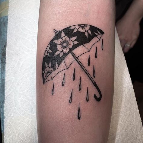 Rain Tattoo, Umbrella Tattoo, Storm Tattoo, Geniale Tattoos, Girly Tattoos, No Rain, Skin Art, Blackwork Tattoo, Love Tattoos