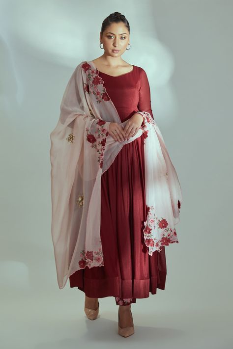 Shop for these amazing collections of Maroon Georgette Crepe Woven And Embroidered Thread Pleated Anarkali Set For Women by Suruchi Parakh online at Aza Fashions. Maroon Anarkali, Plain Kurti Designs, Anarkali Patterns, Pattern Dresses, Fancy Sarees Party Wear, Dress Design Patterns, Sketches Dresses, Georgette Dress, Embroidered Border