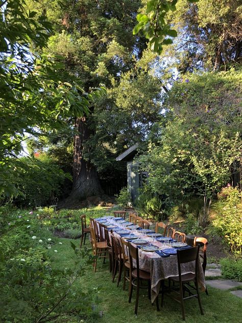 Table In Garden Backyards, Backyard House Party, Garden Dinner Party, Backyard Dinner Party, Kalay, Table Set Up, Long Table, French Chic, 인물 사진