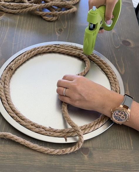 Diy Rope Tray, Diy Boho Table Decor, Diy Tray Decor, Pizza Pan Crafts, Boho Decorating, Boho Store, Twine Crafts, Dollar Store Ideas, Boho Crafts